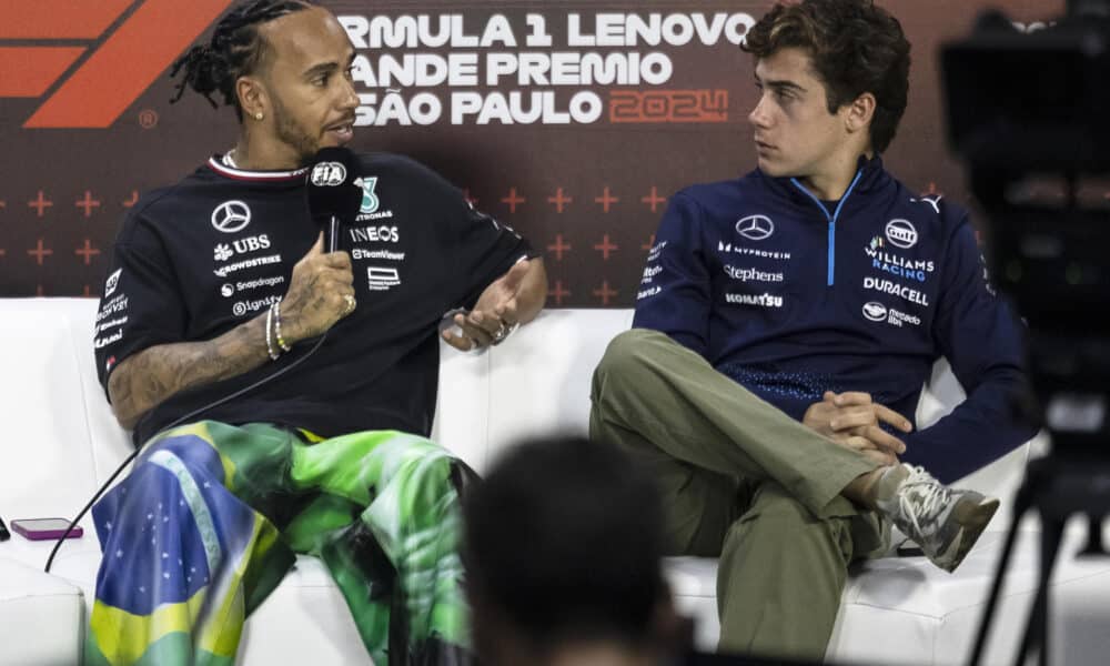 El piloto británico de la escudería Mercedes, Lewis Hamilton (i), conversa con el piloto de Williams, el argentino Franco Colapinto, a quien elogió por el "fantástico" trabajo realizado en la F1. EFE/ Isaac Fontana