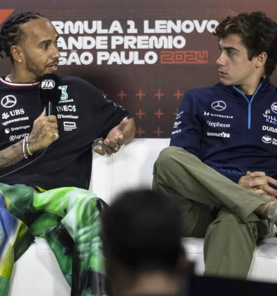 El piloto británico de la escudería Mercedes, Lewis Hamilton (i), conversa con el piloto de Williams, el argentino Franco Colapinto, a quien elogió por el "fantástico" trabajo realizado en la F1. EFE/ Isaac Fontana