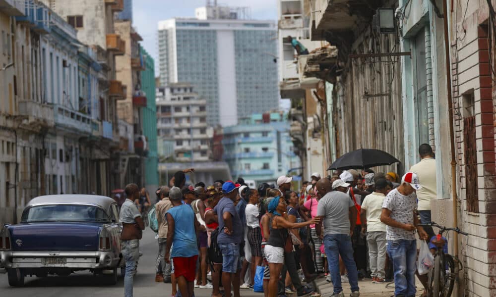 Personas esperan su turno para comprar alimentos antes que se dañen por falta de electricidad en una tienda estatal este lunes en La Habana (Cuba). EFE/ Yander Zamora