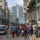 Personas esperan su turno para comprar alimentos antes que se dañen por falta de electricidad en una tienda estatal este lunes en La Habana (Cuba). EFE/ Yander Zamora