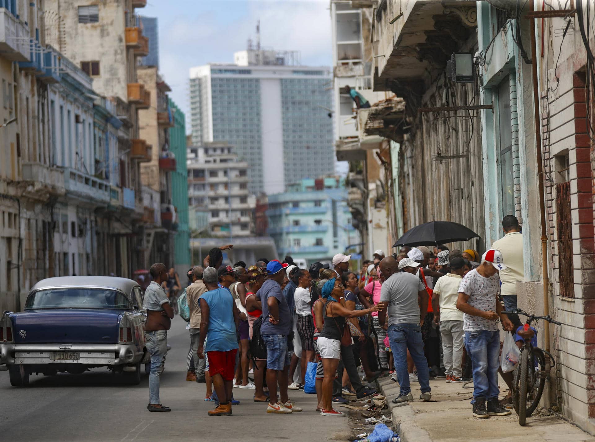 Personas esperan su turno para comprar alimentos antes que se dañen por falta de electricidad en una tienda estatal este lunes en La Habana (Cuba). EFE/ Yander Zamora