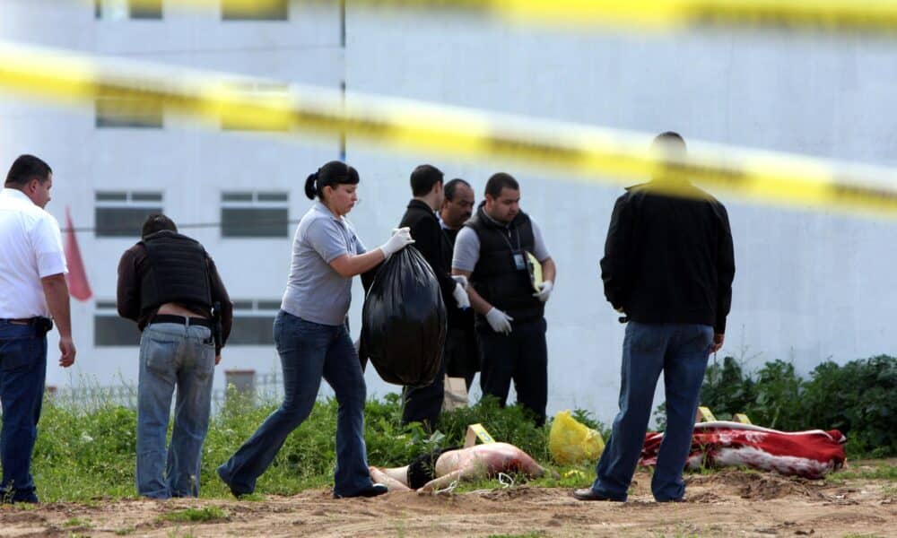 Imagen de archivo de expertos forenses que realizan investigaciones en el lugar donde fueron encontrados hombres decapitados. EFE/Str