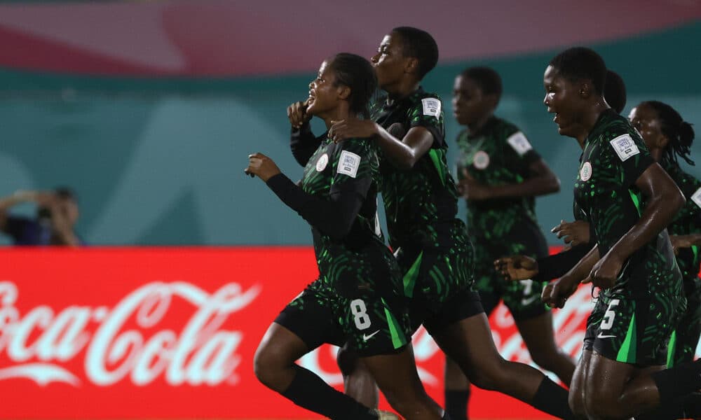 Las jugadoras de Nigeria celebran el gol que les dio el triunfo ante R. Dominicana en el estadio Olímpico Félix Sánchez en Santo Domingo. EFE/ Orlando Barría