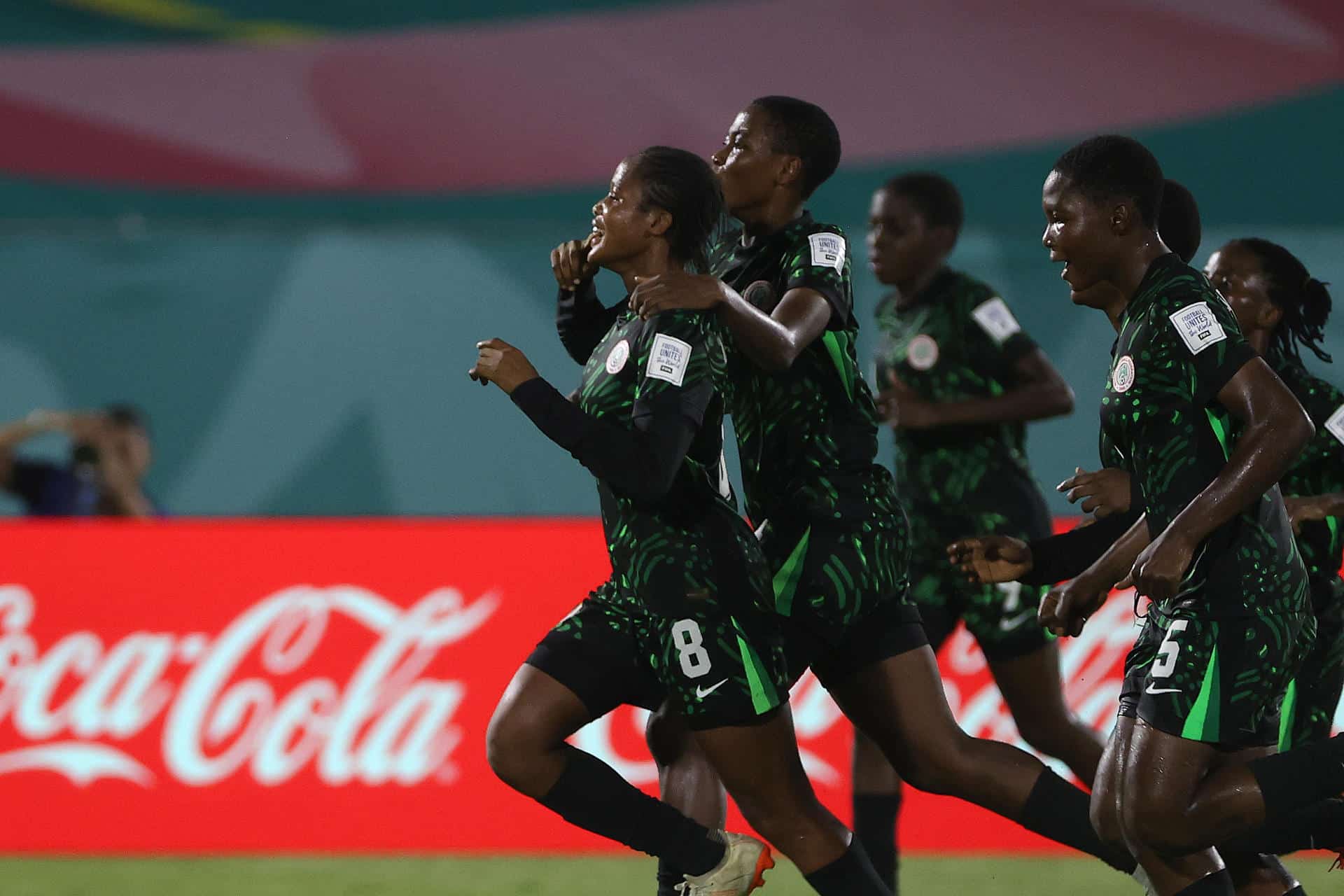 Las jugadoras de Nigeria celebran el gol que les dio el triunfo ante R. Dominicana en el estadio Olímpico Félix Sánchez en Santo Domingo. EFE/ Orlando Barría