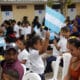 Una estudiante del Centro de Educación Básica Armando Montes levanta una bandera de Honduras en Juticalpa (Honduras). EFE/ Gustavo Amador