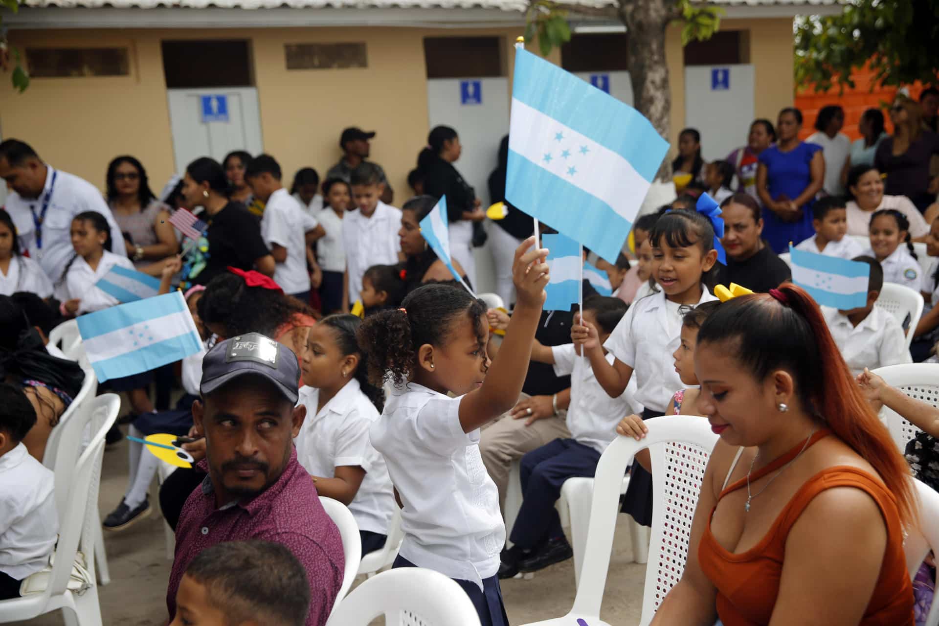 Una estudiante del Centro de Educación Básica Armando Montes levanta una bandera de Honduras en Juticalpa (Honduras). EFE/ Gustavo Amador