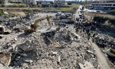 Rescatistas y residentes se reúnen en el sitio atacado por un bombardeo aéreo israelí en Sarafand, al sur del Líbano, el 30 de octubre de 2024. Según la Agencia Nacional de Noticias de Líbano (NNA), al menos 13 personas murieron después de que aviones de guerra israelíes bombardearan Sarafand, en el sur de Líbano, la noche del 29 de octubre. Según el Ministerio de Salud libanés, más de 2,700 personas han sido asesinadas y más de 12,700 resultaron heridas en Líbano desde la escalada de hostilidades entre Israel y Hezbolá. (Líbano, Hizbulá/Hezbolá) EFE/EPA/STRINGER