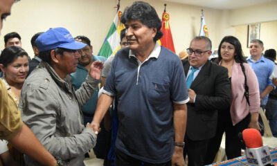 El expresidente Evo Morales (2006-2019) saluda a un hombre en una rueda de prensa este viernes, en Cochabamba (Bolivia). Morales denunció, en su primera conferencia de prensa tras conocerse que tiene una denuncia por presunta violación, que existen cuatro procesos judiciales en su contra, uno de estos por trata, tráfico y estupro, además afirmó que el Gobierno de Luis Arce quiere "extraditarlo" a Estados Unidos. EFE/Jorge Abrego