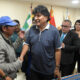 El expresidente Evo Morales (2006-2019) saluda a un hombre en una rueda de prensa este viernes, en Cochabamba (Bolivia). Morales denunció, en su primera conferencia de prensa tras conocerse que tiene una denuncia por presunta violación, que existen cuatro procesos judiciales en su contra, uno de estos por trata, tráfico y estupro, además afirmó que el Gobierno de Luis Arce quiere "extraditarlo" a Estados Unidos. EFE/Jorge Abrego