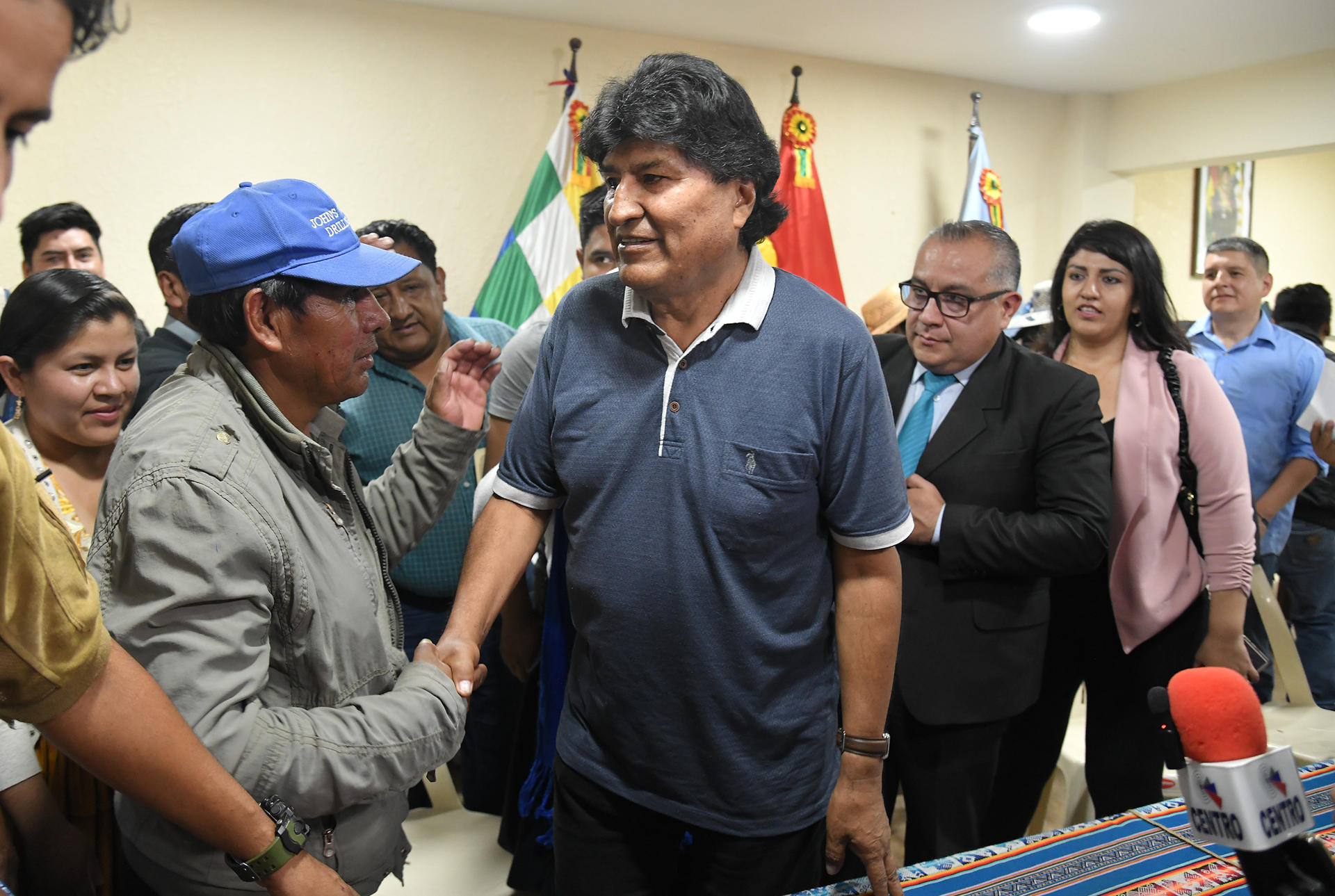 El expresidente Evo Morales (2006-2019) saluda a un hombre en una rueda de prensa este viernes, en Cochabamba (Bolivia). Morales denunció, en su primera conferencia de prensa tras conocerse que tiene una denuncia por presunta violación, que existen cuatro procesos judiciales en su contra, uno de estos por trata, tráfico y estupro, además afirmó que el Gobierno de Luis Arce quiere "extraditarlo" a Estados Unidos. EFE/Jorge Abrego