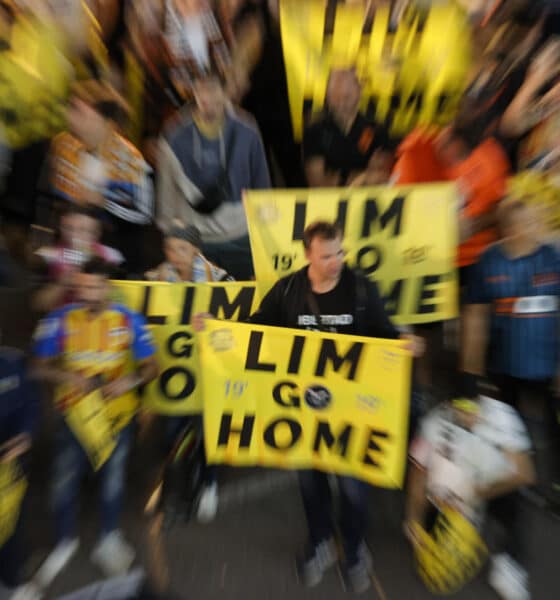 Aficionados del Valencia se manifiestan contra el propietario del club, el singapurense Peter Lim, en las inmediaciones de Mestalla, convocados por el colectivo Libertad VCF bajo el lema "Dani somos todos", en apoyo al aficionado valencianista y su mujer que fueron retenidos en Singapur tras protestar en aquel país contra del dueño de la entidad. EFE/Manuel Bruque