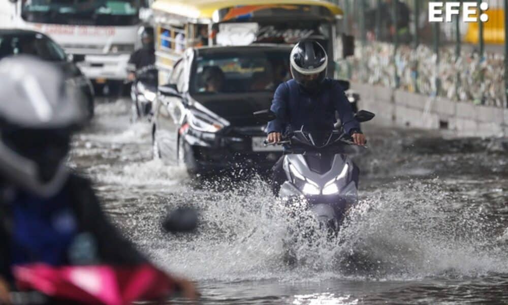 Inundaciones este jueves en Quezon, en la metrópoli de Manila, debido a la tormenta tropical Trami que tocó tierra hoy en el norte de Filipinas. EFE/EPA/ROLEX DELA PENA