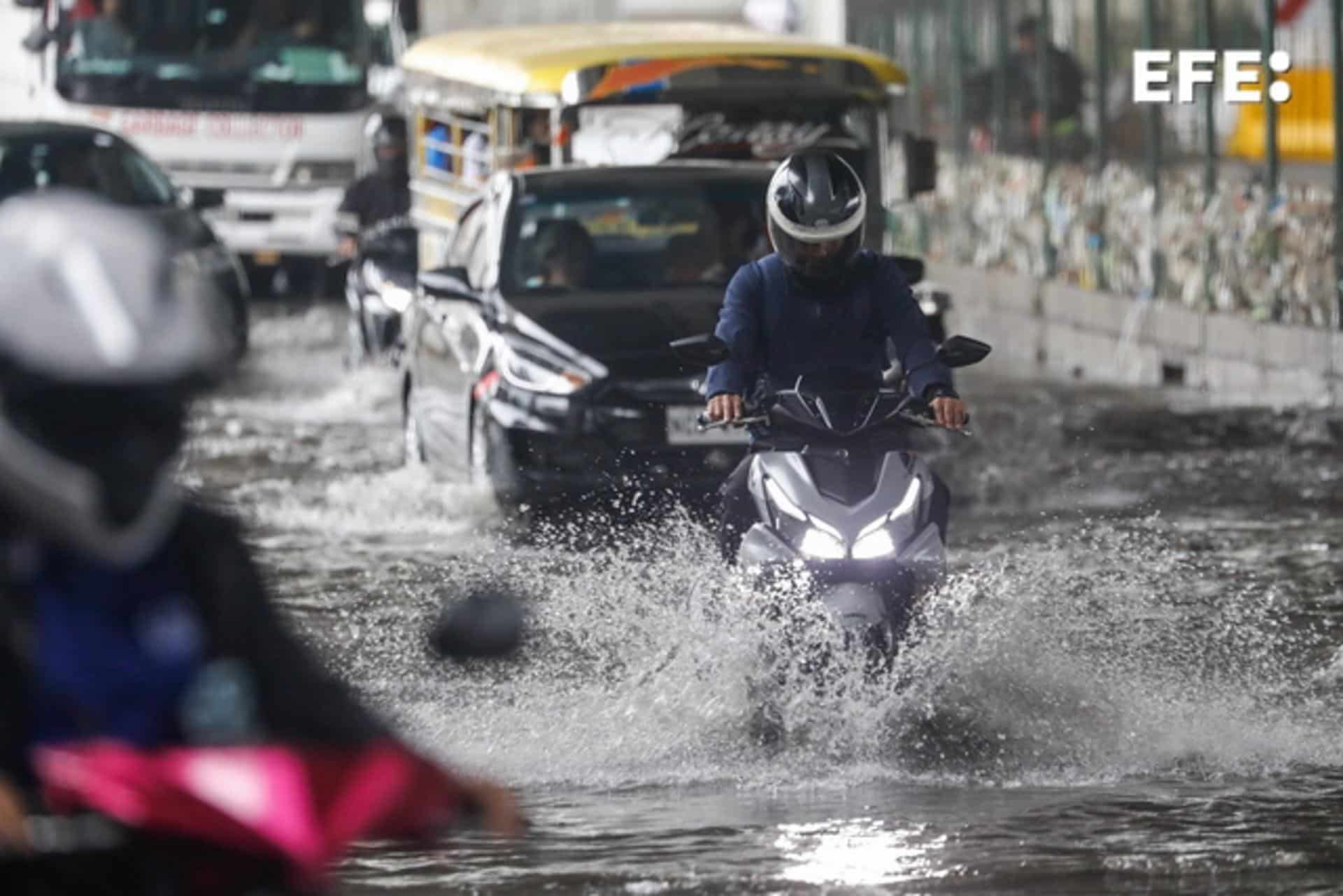 Inundaciones este jueves en Quezon, en la metrópoli de Manila, debido a la tormenta tropical Trami que tocó tierra hoy en el norte de Filipinas. EFE/EPA/ROLEX DELA PENA