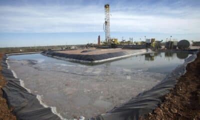 Imagen de archivo de actividades de preparación para extraer petróleo mediante la técnica del 'fracking'. EFE/Caty Arévalo