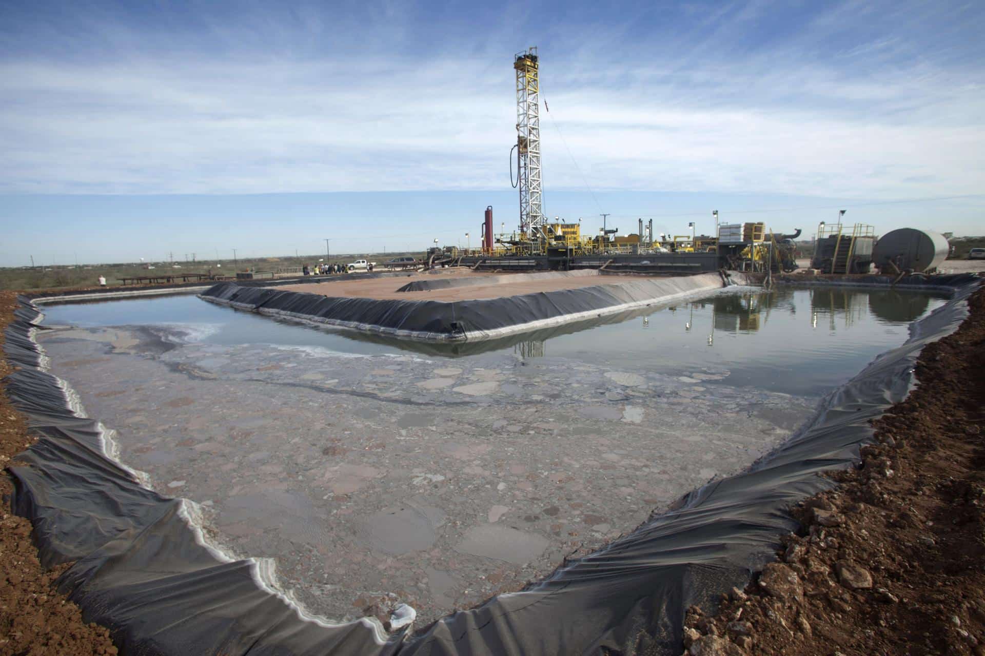 Imagen de archivo de actividades de preparación para extraer petróleo mediante la técnica del 'fracking'. EFE/Caty Arévalo