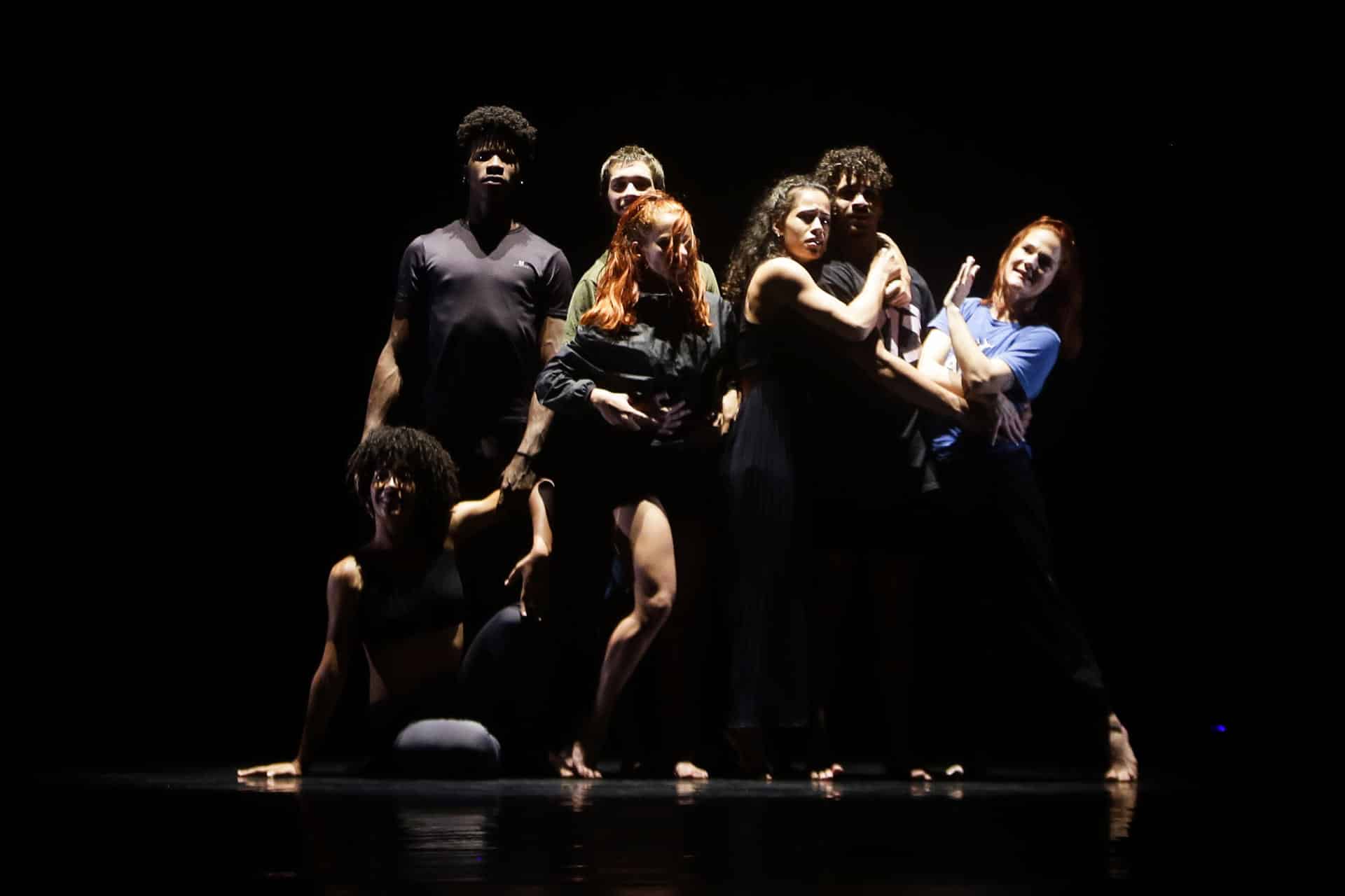 Bailarines ensayan previo al cierre del Festival Prisma, en el Teatro Nacional, en Ciudad de Panamá. EFE/ Carlos Lemos