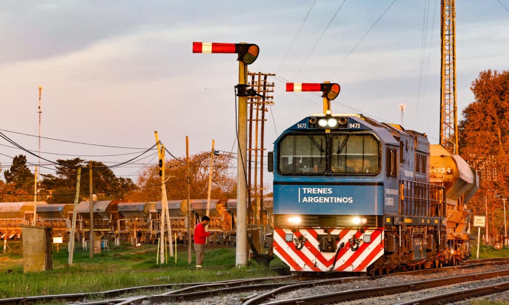 Fotografía del 21 de agosto de 2024 de un tren de la empresa estatal Trenes Argentinos, en la ciudad de Villa Constitución, provincia de Santa Fe (Argentina). EFE/ Juan Ignacio Roncoroni