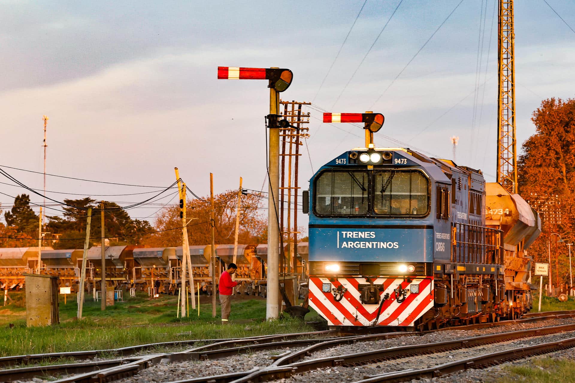 Fotografía del 21 de agosto de 2024 de un tren de la empresa estatal Trenes Argentinos, en la ciudad de Villa Constitución, provincia de Santa Fe (Argentina). EFE/ Juan Ignacio Roncoroni