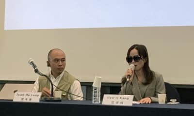 La desertora norcoreana, Kang Gyu-ri, participa, oculta tras una gafas de sol, en la presentación del informe "Preguntando a 100 norcoreanos. Información exterior en Corea del Norte: tendencias de consumo de medios en 2024", que subraya el deseo de la ciudadanía del aislado país de acceder a contenidos multimedia foráneos. EFE/ Andrés Sánchez Braun