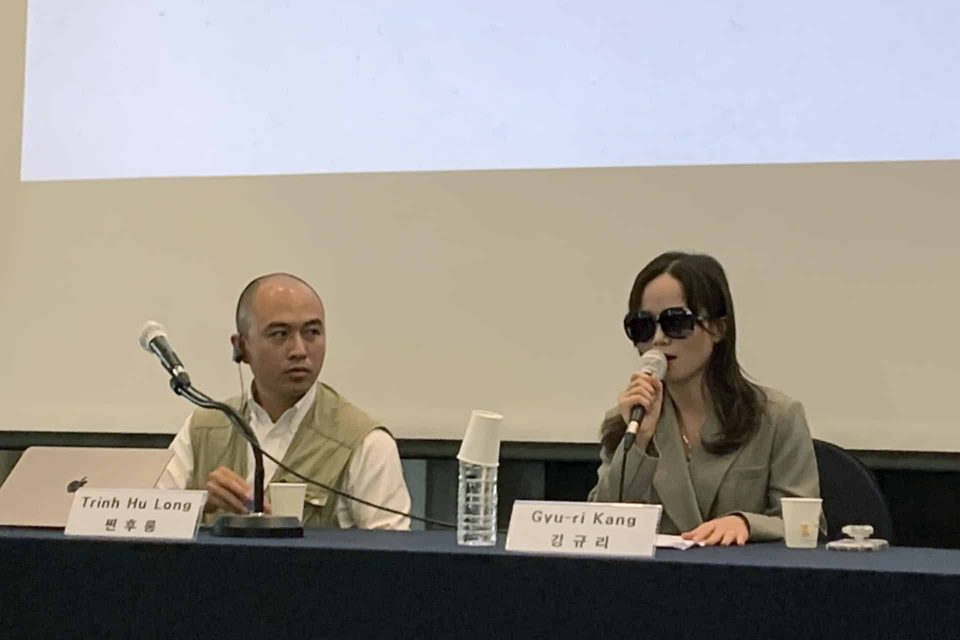 La desertora norcoreana, Kang Gyu-ri, participa, oculta tras una gafas de sol, en la presentación del informe "Preguntando a 100 norcoreanos. Información exterior en Corea del Norte: tendencias de consumo de medios en 2024", que subraya el deseo de la ciudadanía del aislado país de acceder a contenidos multimedia foráneos. EFE/ Andrés Sánchez Braun