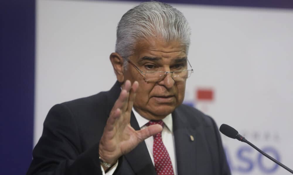 El presidente panameño, José Raúl Mulino, habla en conferencia de prensa en el anfiteatro de la presidencia este jueves, en Ciudad de Panamá (Panamá). EFE/Carlos Lemos