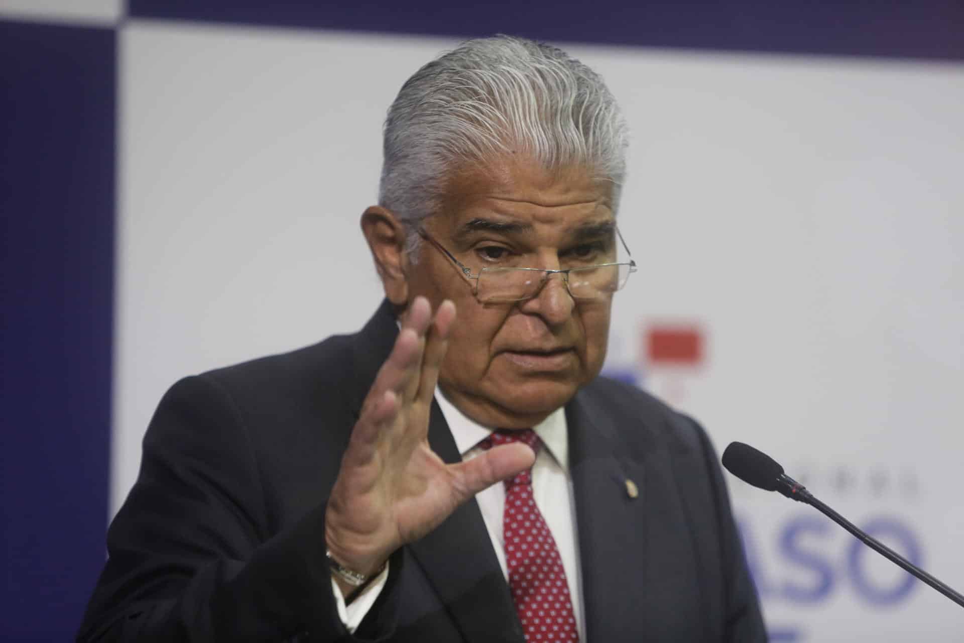 El presidente panameño, José Raúl Mulino, habla en conferencia de prensa en el anfiteatro de la presidencia este jueves, en Ciudad de Panamá (Panamá). EFE/Carlos Lemos