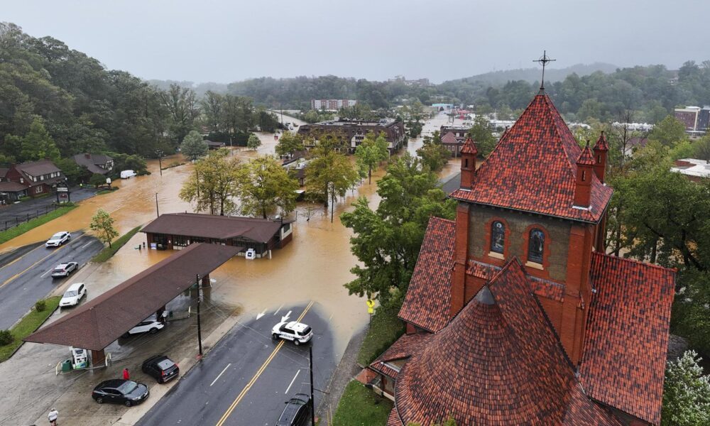 Las calles de Asheville, Carolina del Norte, EE.UU., tras el paso de Helene. EFE/BILLY BOWLING