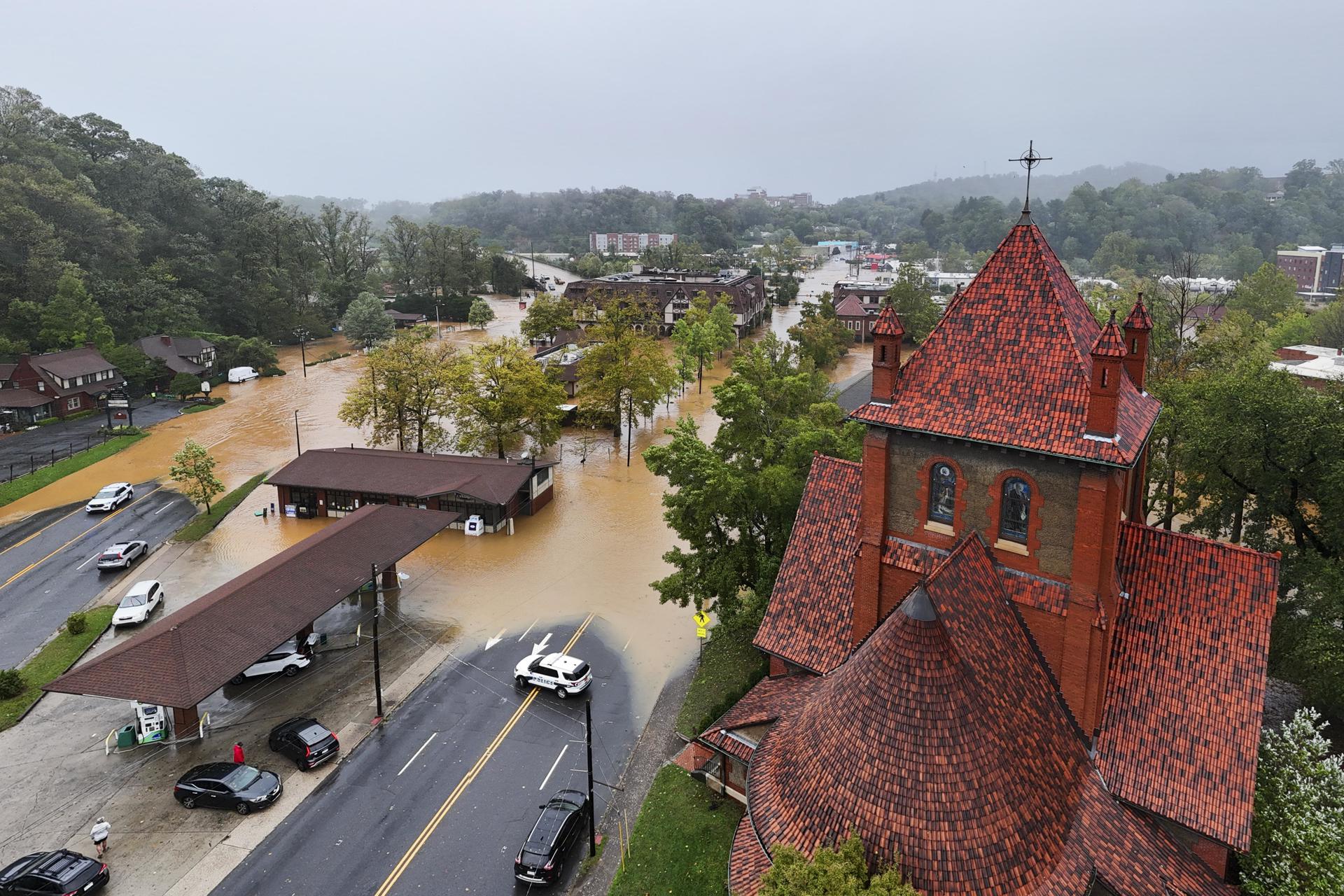 Las calles de Asheville, Carolina del Norte, EE.UU., tras el paso de Helene. EFE/BILLY BOWLING