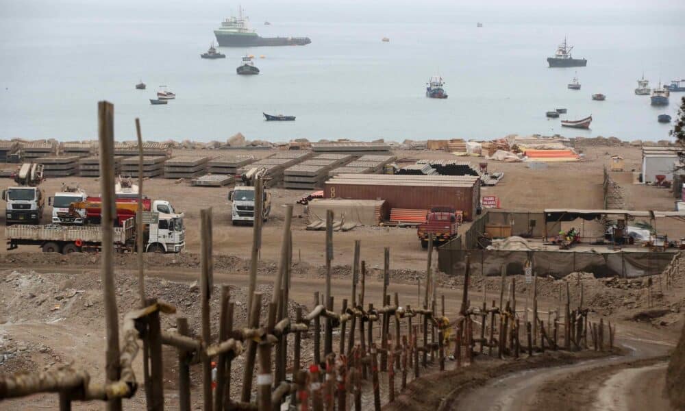 Fotografía de archivo en donde se ven las obras del puerto de Chancay, en el departamento de Lima (Perú). EFE/Paolo Aguilar