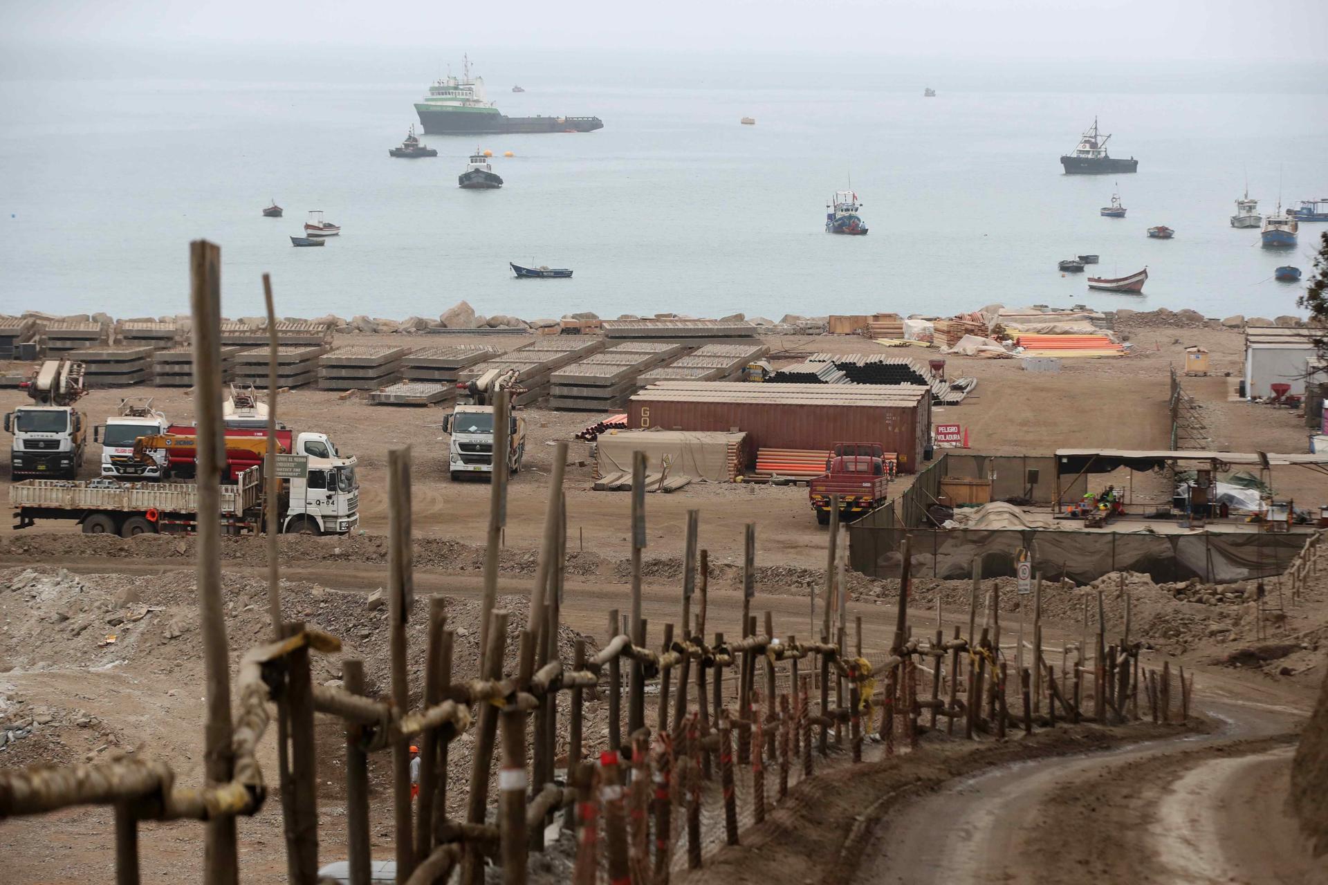 Fotografía de archivo en donde se ven las obras del puerto de Chancay, en el departamento de Lima (Perú). EFE/Paolo Aguilar