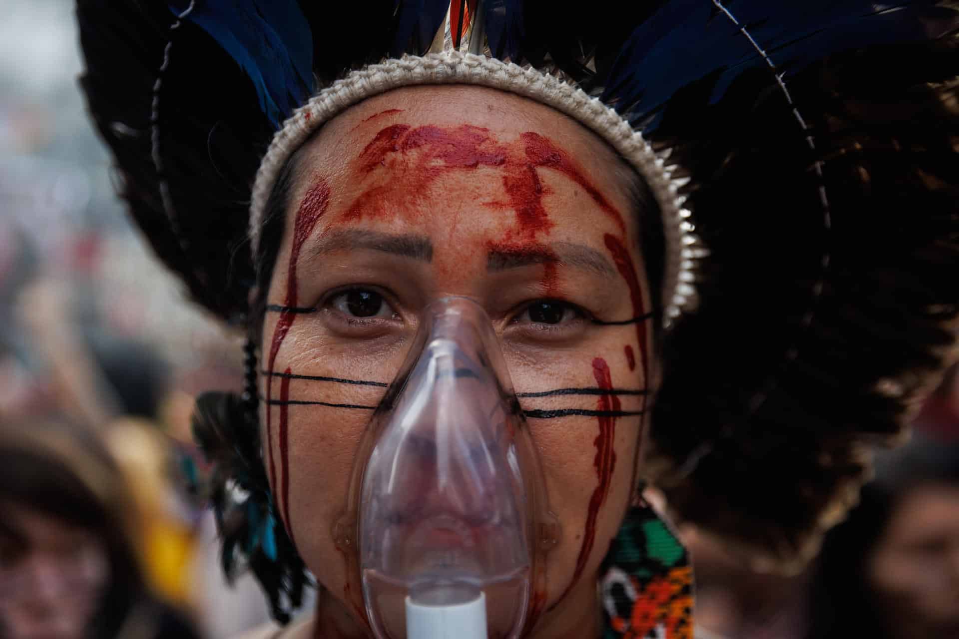 Fotografía de archivo en donde se ve a una mujer indígena mientras participa en una movilización en Brasil. EFE/ Isaac Fontana