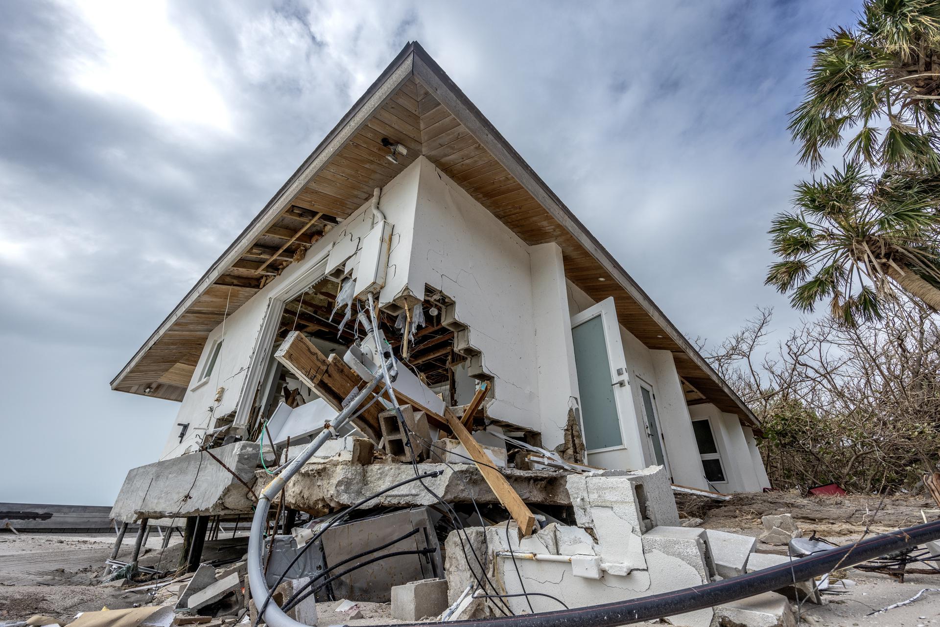 Fotografía de los daños que dejó el paso del huracán Milton enManasota Key, Florida (EE.UU.). EFE/EPA/CRISTOBAL HERRERA-ULASHKEVICH