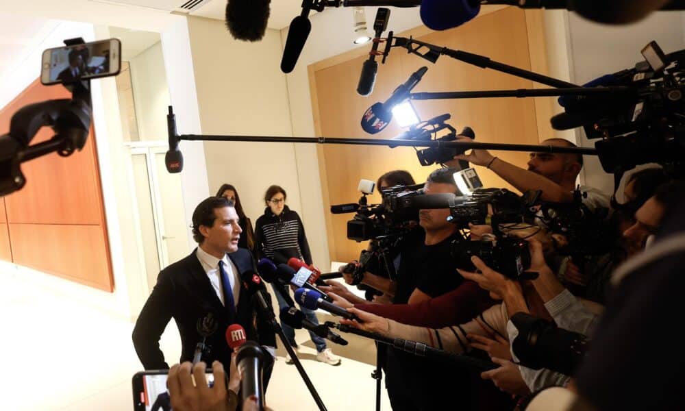 El abogado del actor francés Gerard Depardieu, Jeremie Assous (izq.), habla con la prensa en el Tribunal de París, en París, Francia, el 28 de octubre de 2024. El actor francés Gerard Depardieu no se presentará a su juicio por agresión sexual el 28 de octubre debido a problemas de salud y pedirá un aplazamiento del proceso, dijo su abogado Jeremie Assous. Depardieu debía comparecer ante el tribunal por acusaciones de agresión sexual a dos mujeres durante un rodaje en el set de la película 'Les Volets Verts' en 2021. (Francia) EFE/EPA/MOHAMMED BADRA