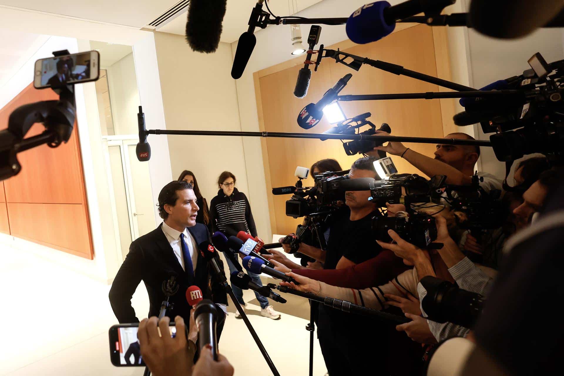 El abogado del actor francés Gerard Depardieu, Jeremie Assous (izq.), habla con la prensa en el Tribunal de París, en París, Francia, el 28 de octubre de 2024. El actor francés Gerard Depardieu no se presentará a su juicio por agresión sexual el 28 de octubre debido a problemas de salud y pedirá un aplazamiento del proceso, dijo su abogado Jeremie Assous. Depardieu debía comparecer ante el tribunal por acusaciones de agresión sexual a dos mujeres durante un rodaje en el set de la película 'Les Volets Verts' en 2021. (Francia) EFE/EPA/MOHAMMED BADRA