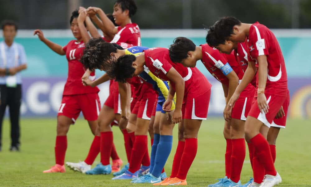 Jugadoras de Corea del Norte se despiden de los aficionados este domingo, en un partido del grupo C de la Copa Mundial Femenina sub-17. EFE/ Diana Sánchez