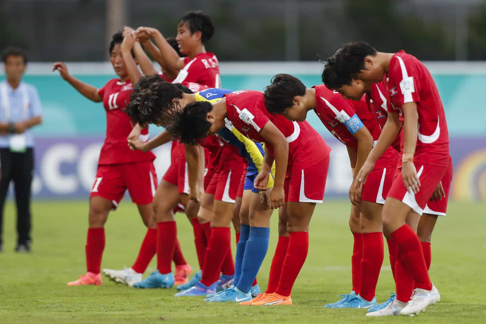 Jugadoras de Corea del Norte se despiden de los aficionados este domingo, en un partido del grupo C de la Copa Mundial Femenina sub-17. EFE/ Diana Sánchez