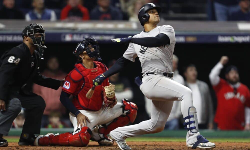 Juan Soto de los Yankees de Nueva York conecta jonrón de tres carreras durante la Serie de Campeonato de la Liga Americana de las Grandes Ligas de Béisbol (MLB). EFE/EPA/DAVID MAXWELL