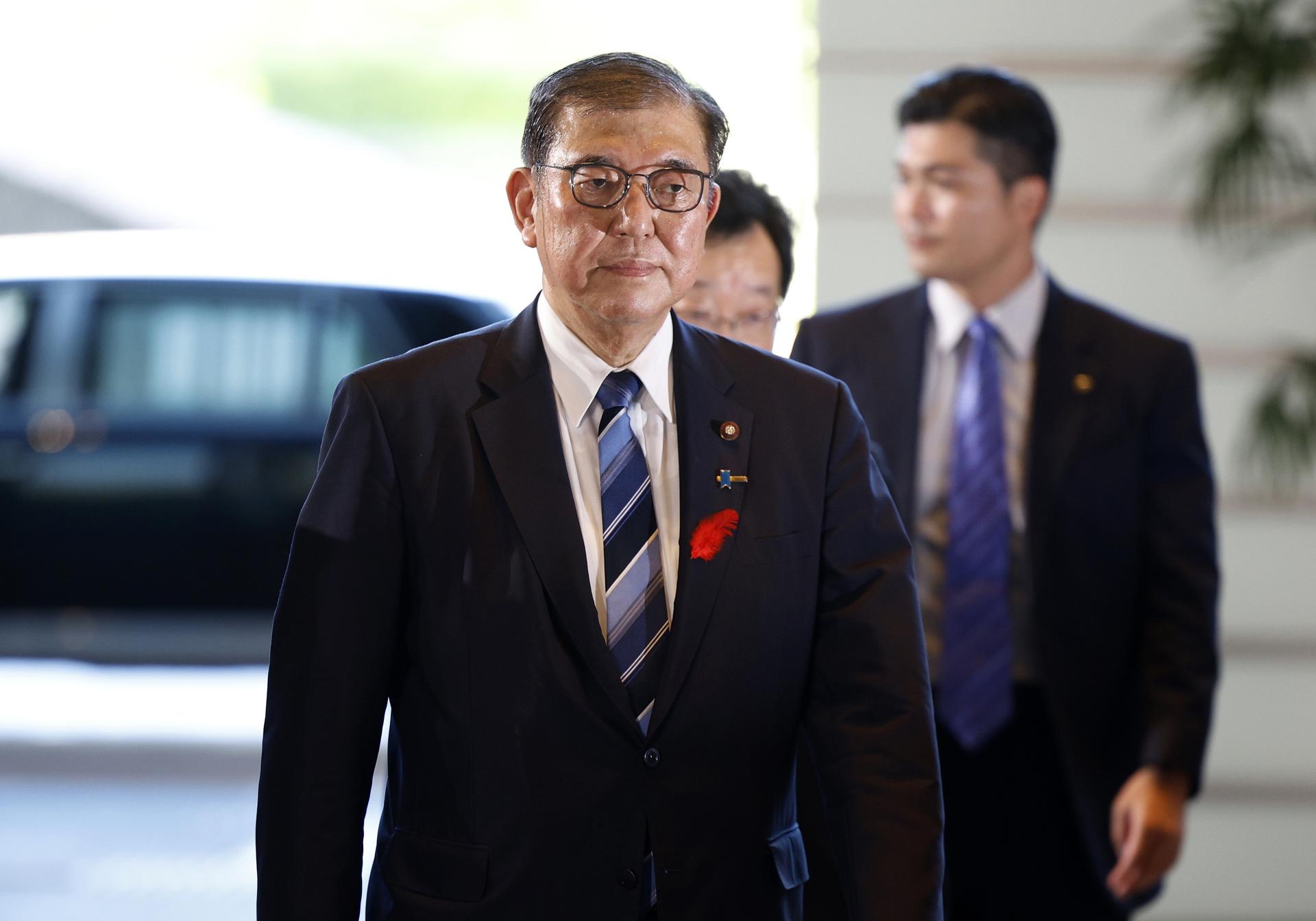 El recién elegido primer ministro japonés, Shigeru Ishiba, llega a la oficina del primer ministro en Tokio, Japón, el 1 de octubre de 2024. EFE/EPA/FRANCK ROBICHON