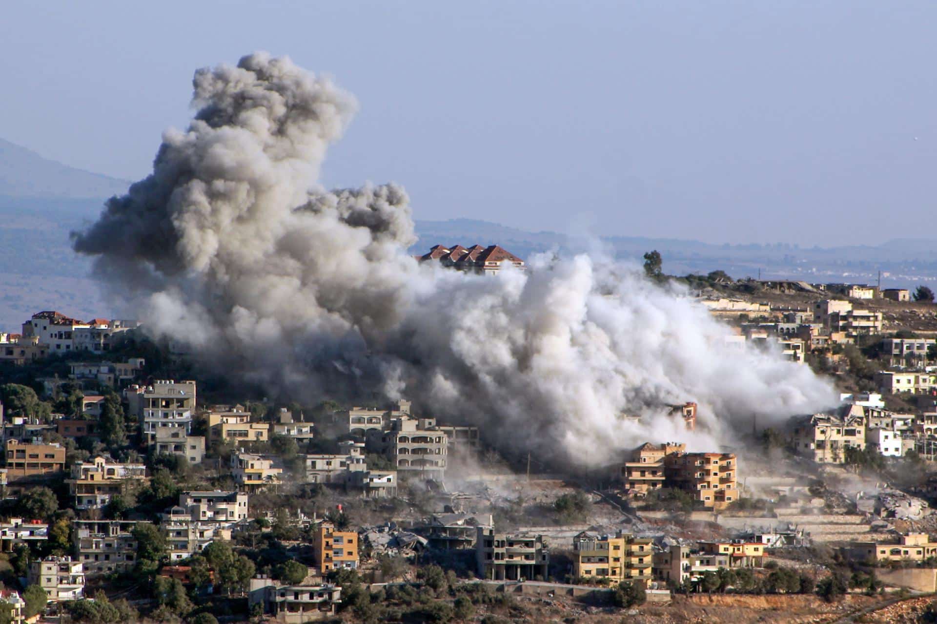 Foto de archivo del humo tras ataques aéreos israelíes sobre la ciudad de Khiam, en el sur del Líbano. EFE/STR