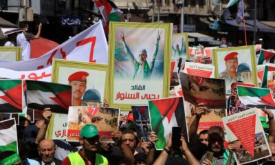 Miles de ciudadanos jordanos salieron este viernes a las calles de Amán para participar en una protesta en solidaridad con los palestinos por el año de guerra de Israel que devastó Gaza. EFE/EPA/MOHAMMAD ALI