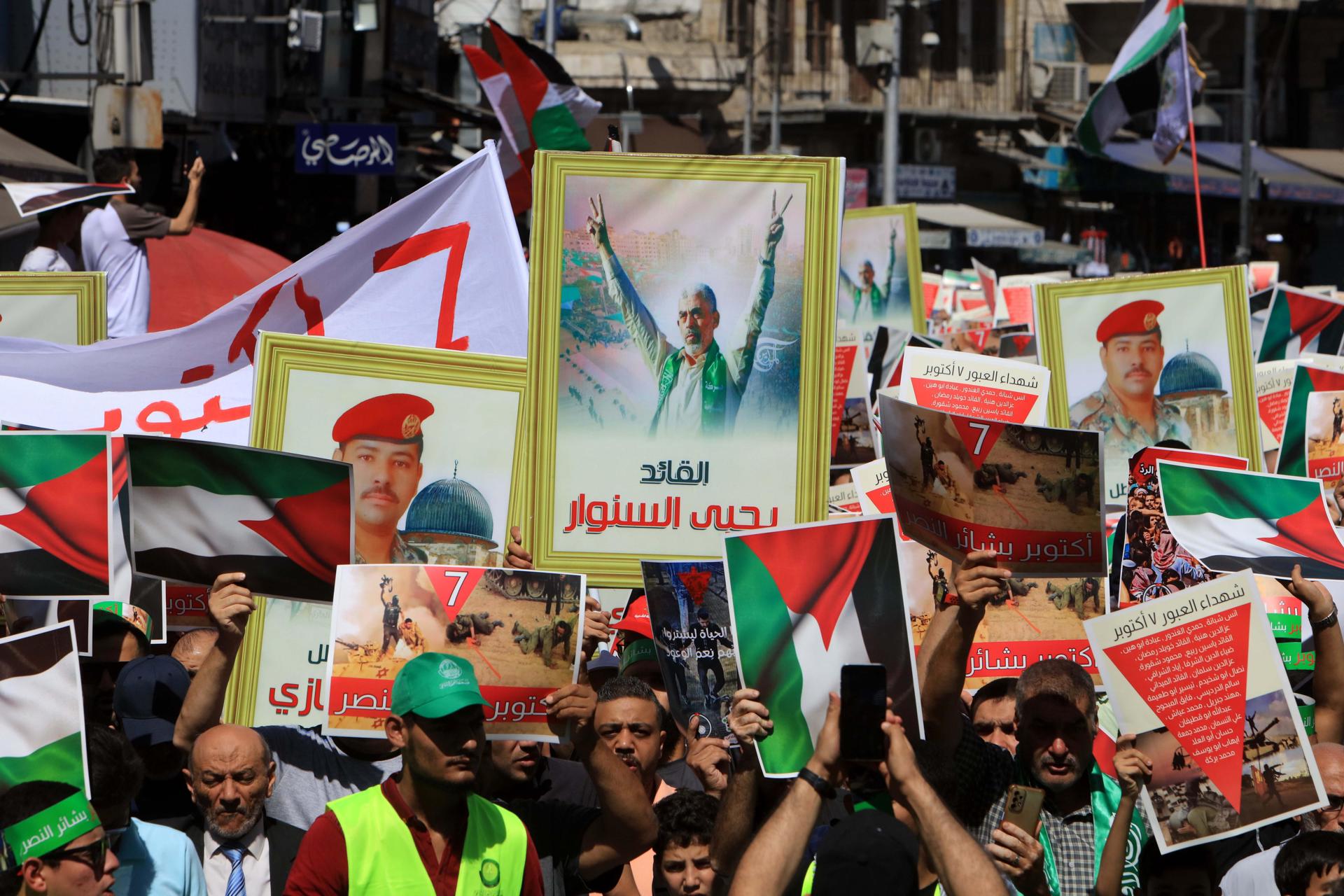 Miles de ciudadanos jordanos salieron este viernes a las calles de Amán para participar en una protesta en solidaridad con los palestinos por el año de guerra de Israel que devastó Gaza. EFE/EPA/MOHAMMAD ALI