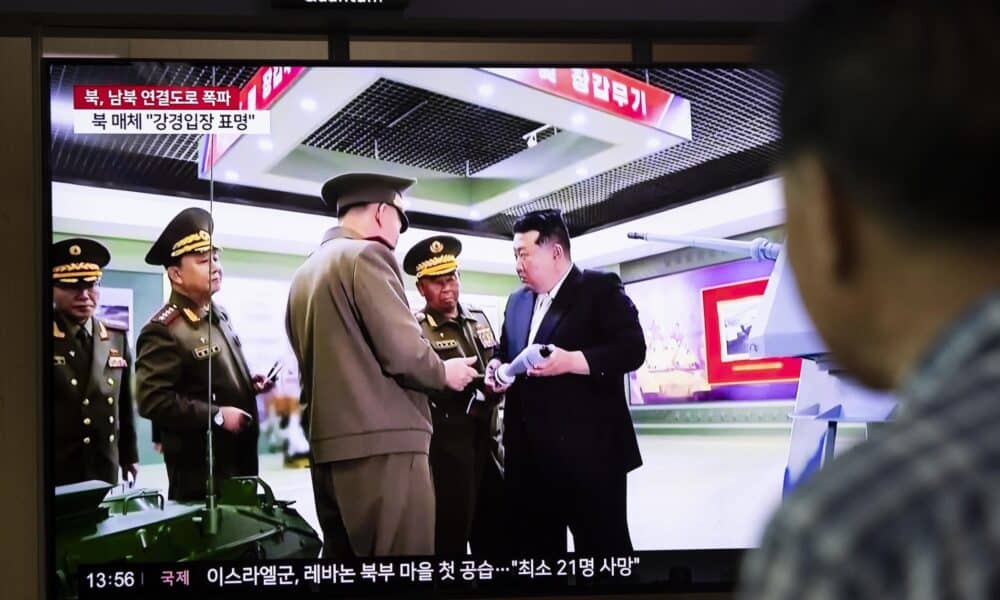 Una televisión instalada en una estación de Seúl informa de que el ejército norcoreano destruyó varios tramos de las carreteras intercoreanas de Gyeongui y Donghae. EFE/EPA/Jeon Heon-Kyun