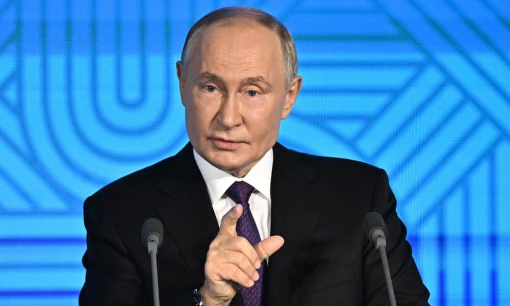 El presidente ruso, Vladimir Putin, habla durante una sesión plenaria del Foro Empresarial BRICS en Moscú, Rusia, el 18 de octubre de 2024. Rusia recibirá a líderes de 24 países y delegaciones de 32 países en la próxima cumbre BRICS en Kazán, dijo el asistente presidencial ruso, Yuri Ushakov. La cumbre BRICS tendrá lugar del 22 al 24 de octubre y se espera que sea el mayor evento de política exterior jamás celebrado en Rusia. (Rusia, Moscú) EFE/EPA/SERGEY BOBYLEV/SPUTNIK/PISCINA KREMLIN CRÉDITO OBLIGATORIO