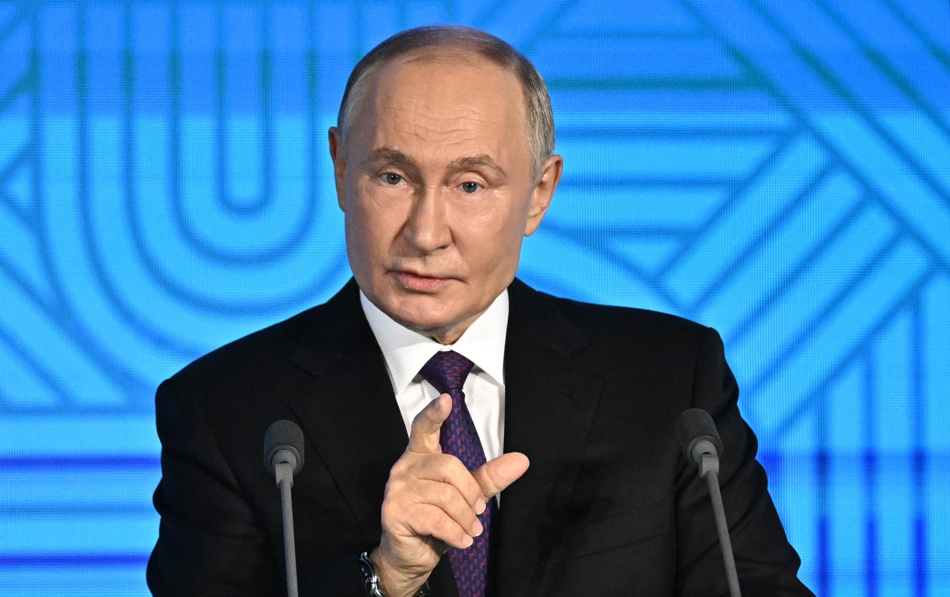 El presidente ruso, Vladimir Putin, habla durante una sesión plenaria del Foro Empresarial BRICS en Moscú, Rusia, el 18 de octubre de 2024. Rusia recibirá a líderes de 24 países y delegaciones de 32 países en la próxima cumbre BRICS en Kazán, dijo el asistente presidencial ruso, Yuri Ushakov. La cumbre BRICS tendrá lugar del 22 al 24 de octubre y se espera que sea el mayor evento de política exterior jamás celebrado en Rusia. (Rusia, Moscú) EFE/EPA/SERGEY BOBYLEV/SPUTNIK/PISCINA KREMLIN CRÉDITO OBLIGATORIO