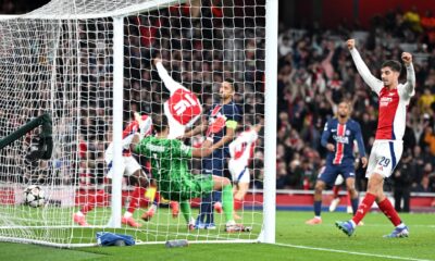 El delantero del Arsenal Kai Havertz (d) celebra un gol durante el partido de la segunda jornada de la UEFA Champions League jugado en Londres, Reino Unido. EFE/EPA/DANIEL HAMBURY