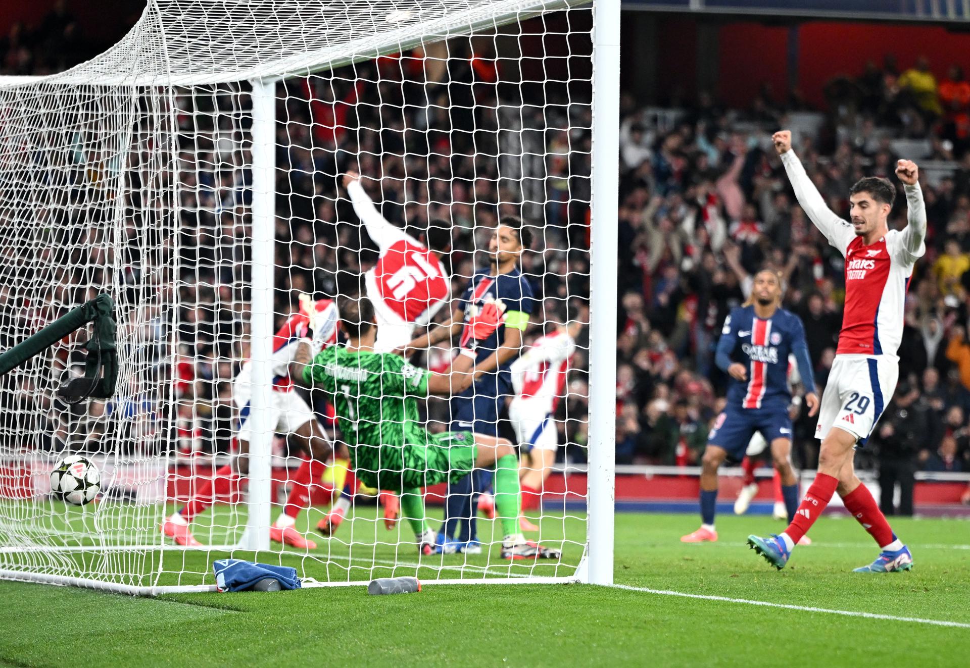 El delantero del Arsenal Kai Havertz (d) celebra un gol durante el partido de la segunda jornada de la UEFA Champions League jugado en Londres, Reino Unido. EFE/EPA/DANIEL HAMBURY