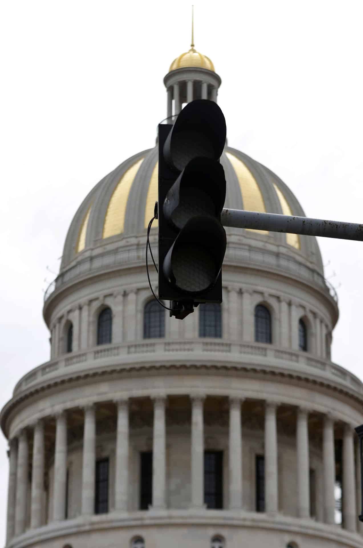 Fotografía que muestra un semáforo sin funcionar por la falta de electricidad frente al capitoli en La Habana (Cuba). EFE/ Ernesto Mastrascusa