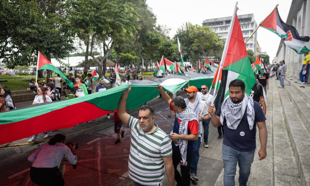 Manifestantes participan en una protesta este domingo, en Ciudad de Guatemala (Guatemala). La comunidad palestina en Guatemala realizó una caminata en la que exigió el "cese del genocidio" por parte de Israel en Gaza y también pidió al país centroamericano que corte relaciones diplomáticas con el Gobierno de Benjamín Netanyahu. EFE/ David Toro