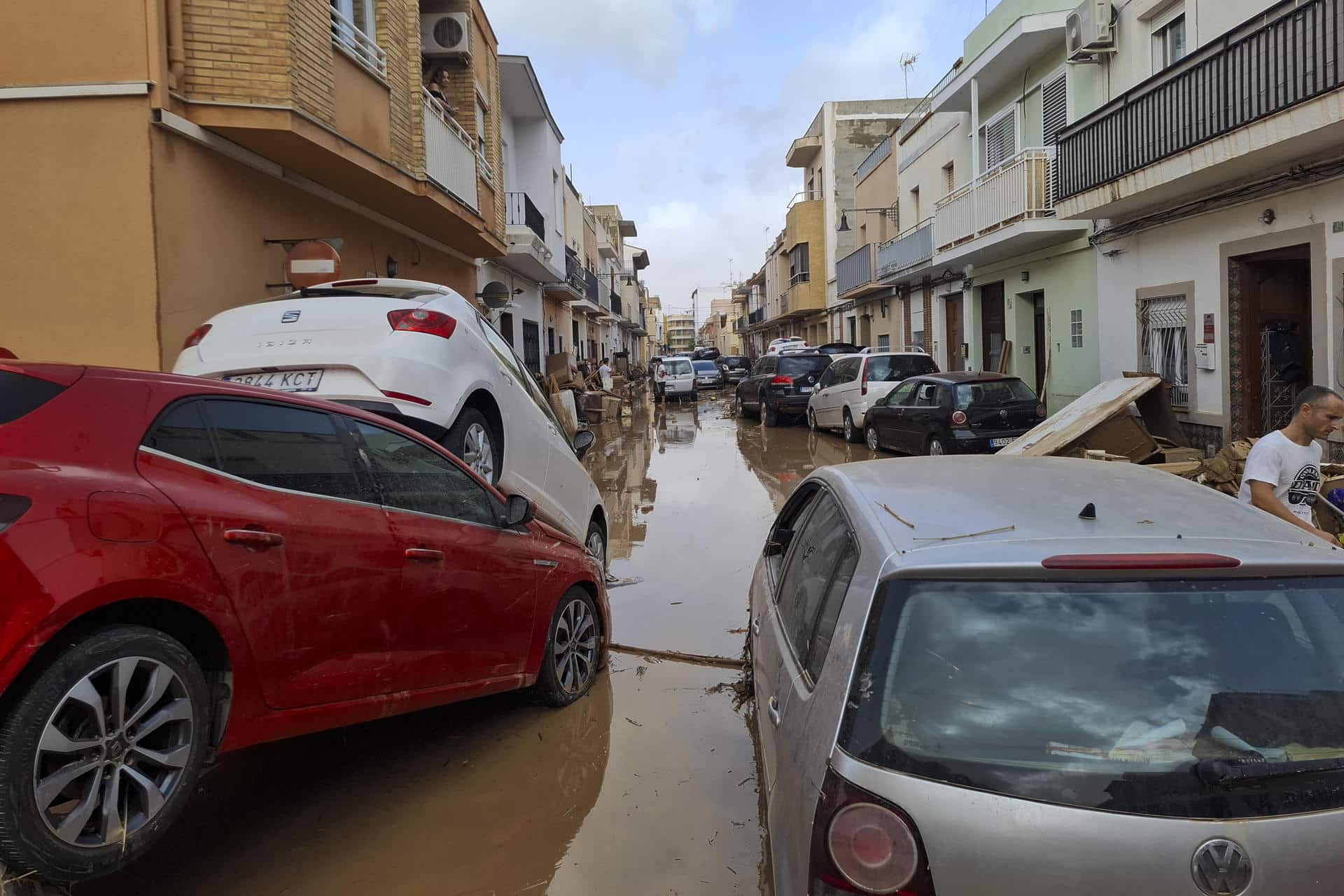 Vista general de una de las calles de La Alcudia tras las inundaciones provocadas por las intensas lluvias de la fuerte dana que afecta especialmente el sur y el este de la península ibérica. EFE/Miguelina Galiano