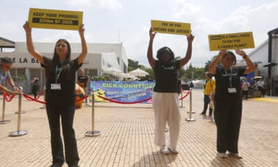 Activistas de Greenpeace protestan durante la COP16 este lunes en Cali (Colombia). Una alcancia gigante en forma de marrano fue instalada este lunes en la Zona Azul de la COP16, donde se celebra el Día de Financiamiento y Mecanismos de Implementación, para pedir "a los países ricos abrir su hucha" y cumplir con los compromisos financieros a los que se comprometieron para 2025. EFE/Ernesto Guzmán